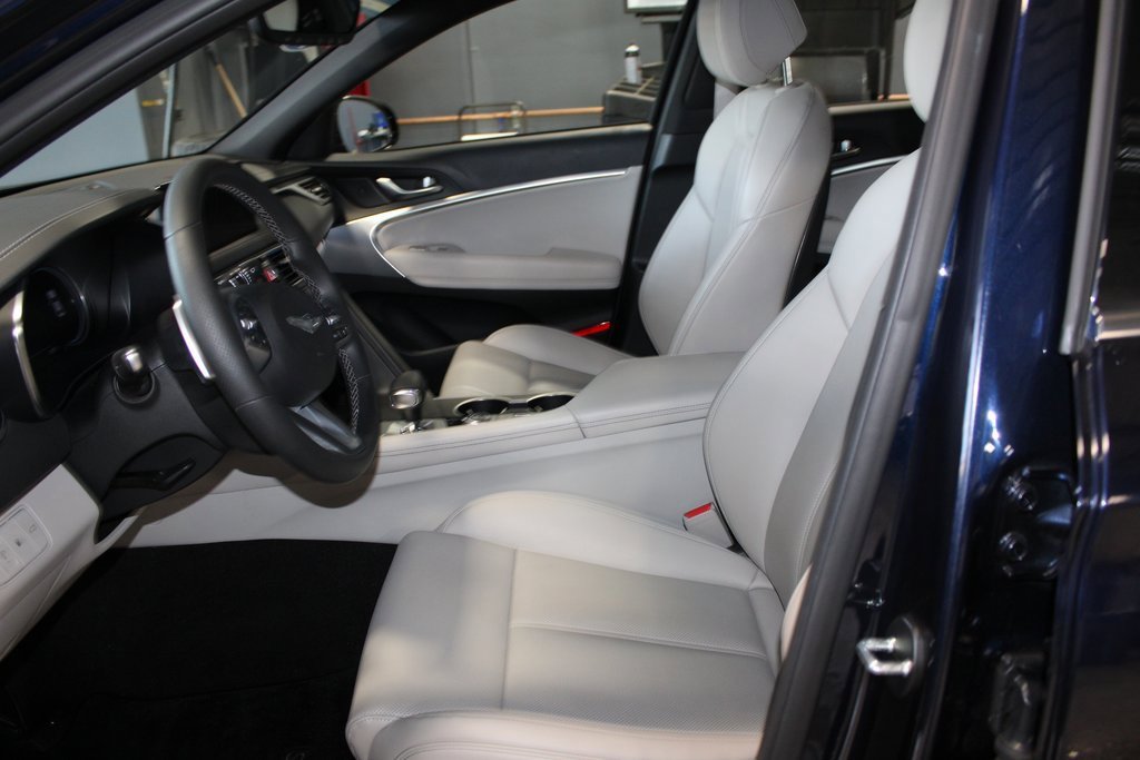 Used 2023 Genesis G70 2.0T image 12