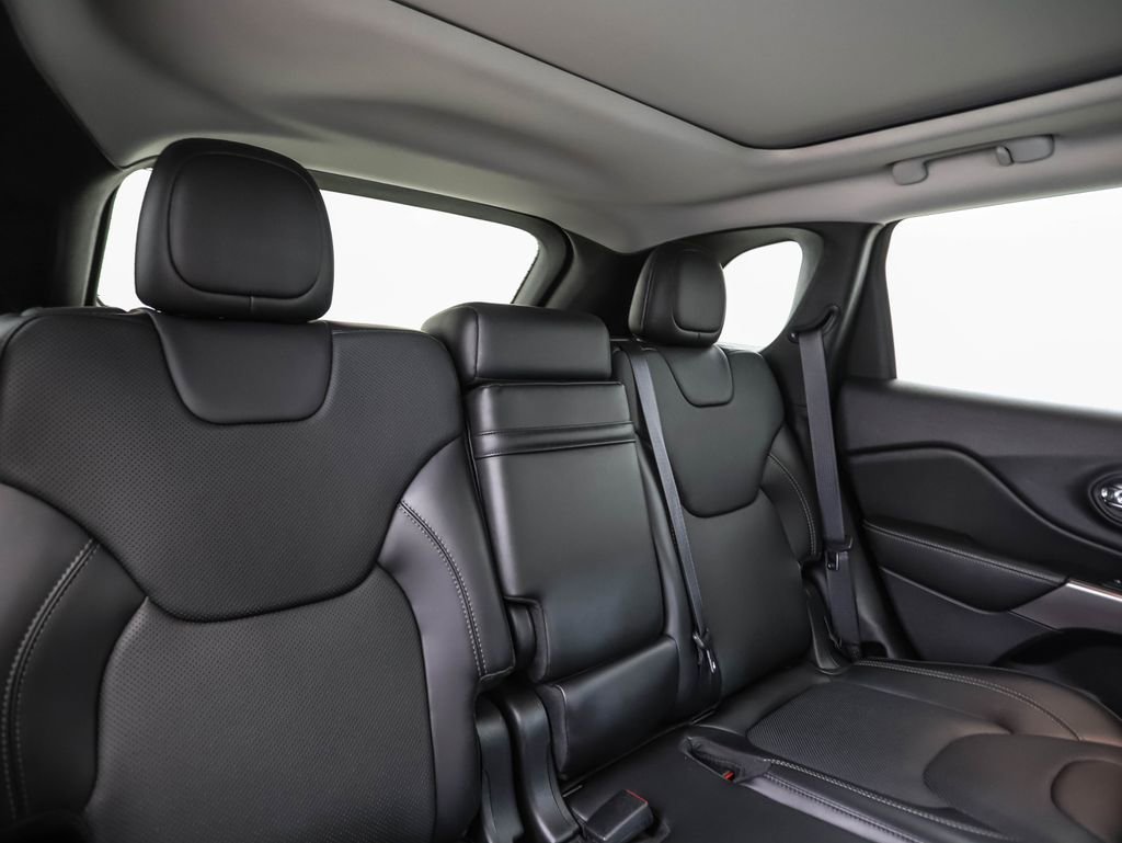 Used 2019 Jeep Cherokee Overland w/ Technology Group AWD/4WD image 28