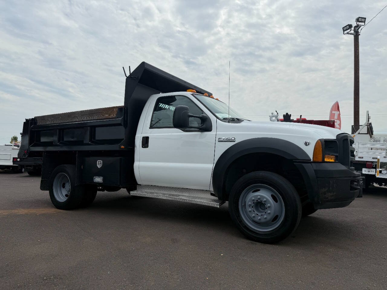Used 2006 Ford F450 2WD Regular Cab Super Duty image 4