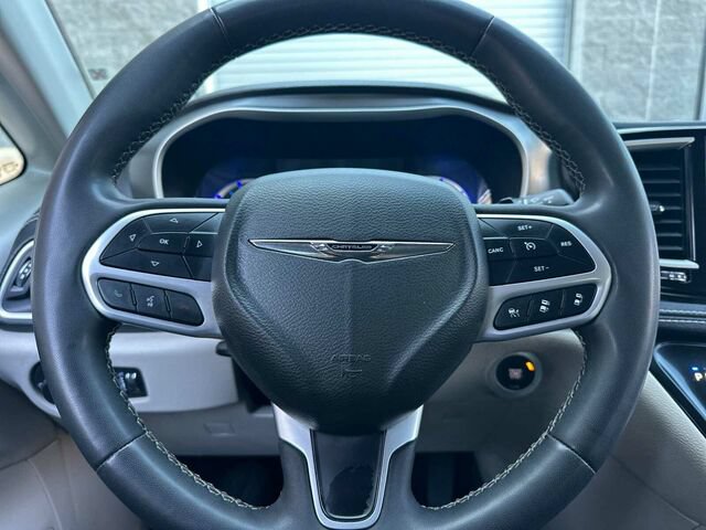 Used 2023 Chrysler Pacifica Touring-L FWD image 27