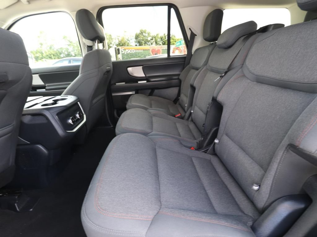 Used 2025 Ford Expedition Active RWD image 9