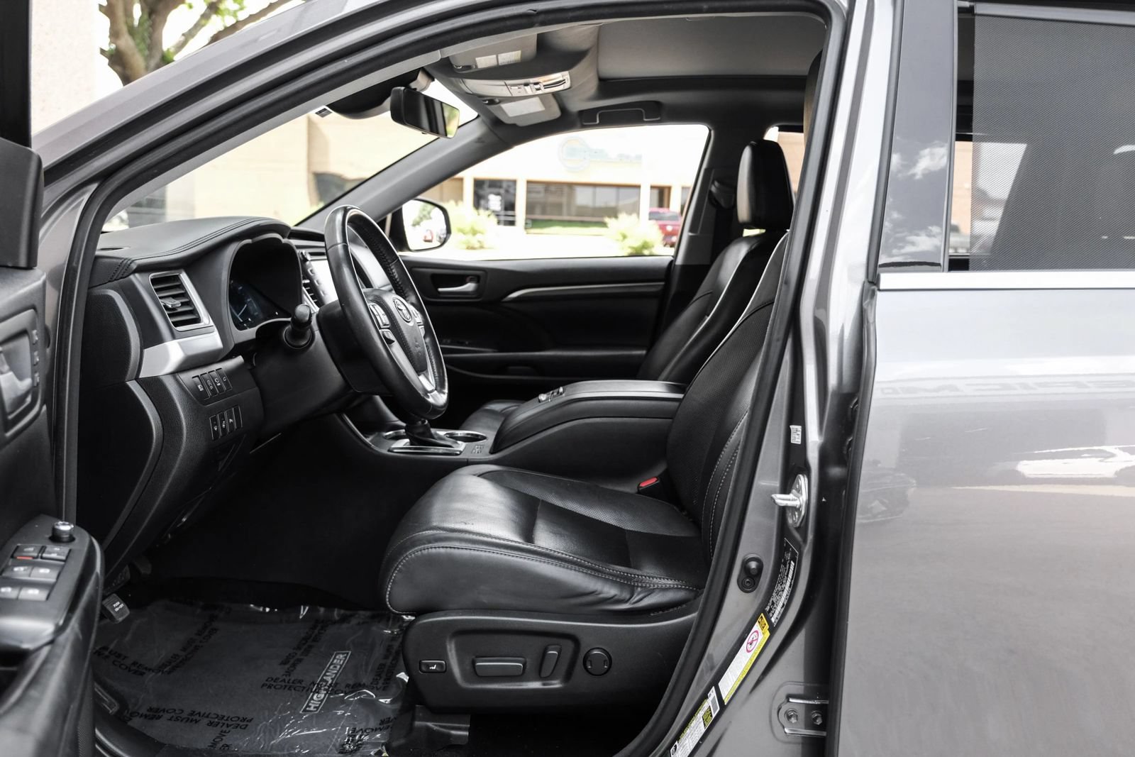 Used 2017 Toyota Highlander Limited Platinum FWD image 3