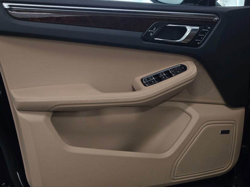 Certified 2025 Porsche Macan image 33