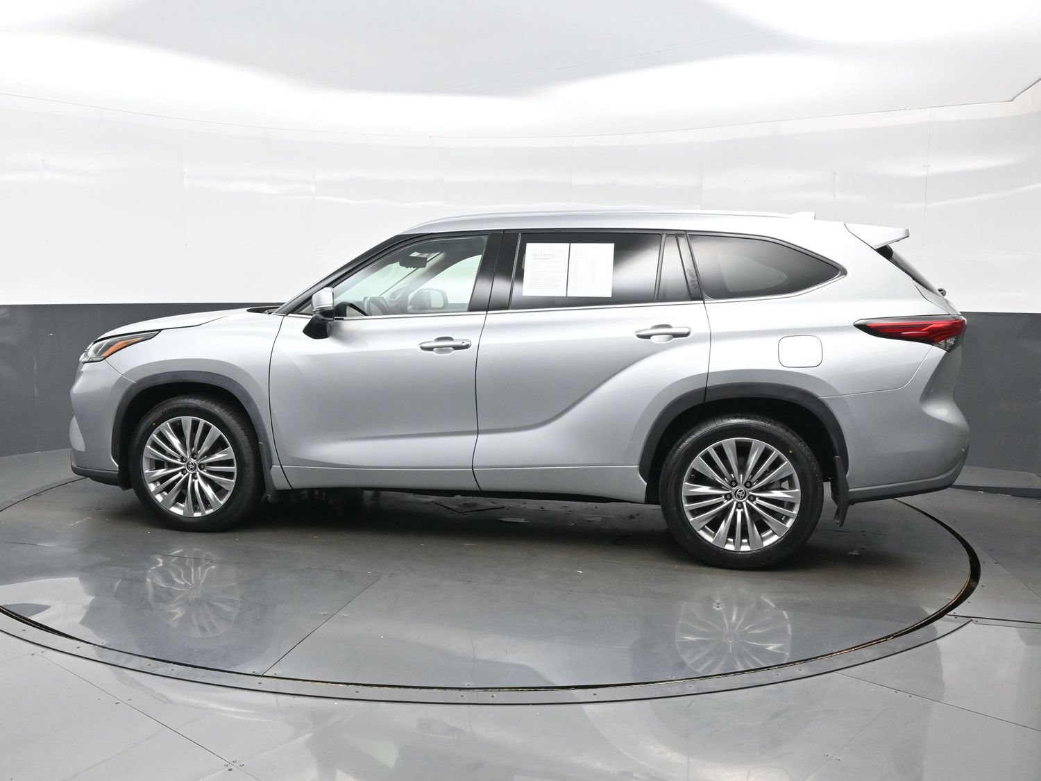 Used 2023 Toyota Highlander Platinum AWD/4WD image 3