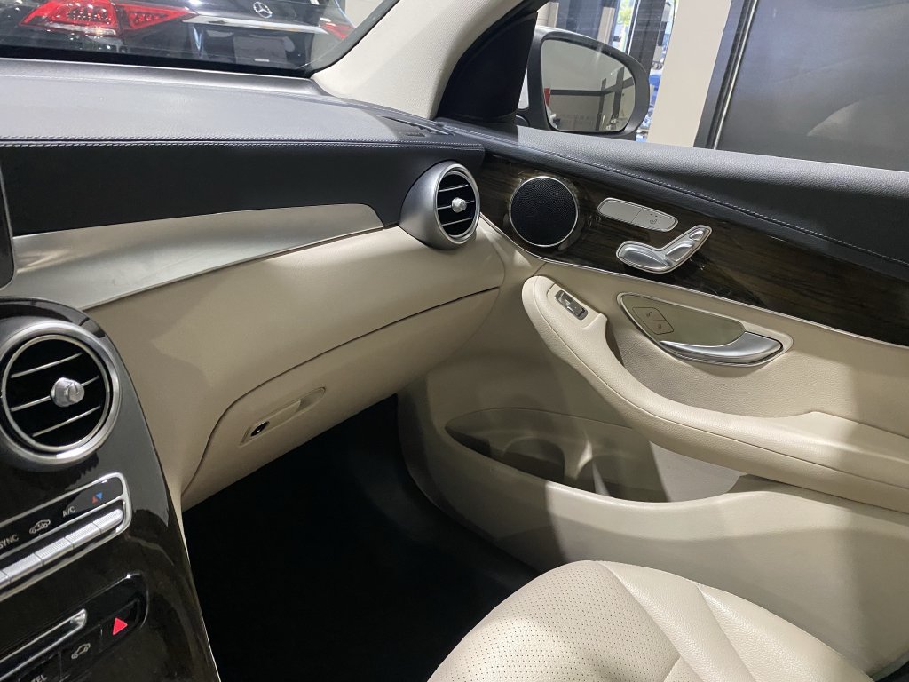 Used 2016 Mercedes-Benz GLC 300 image 4