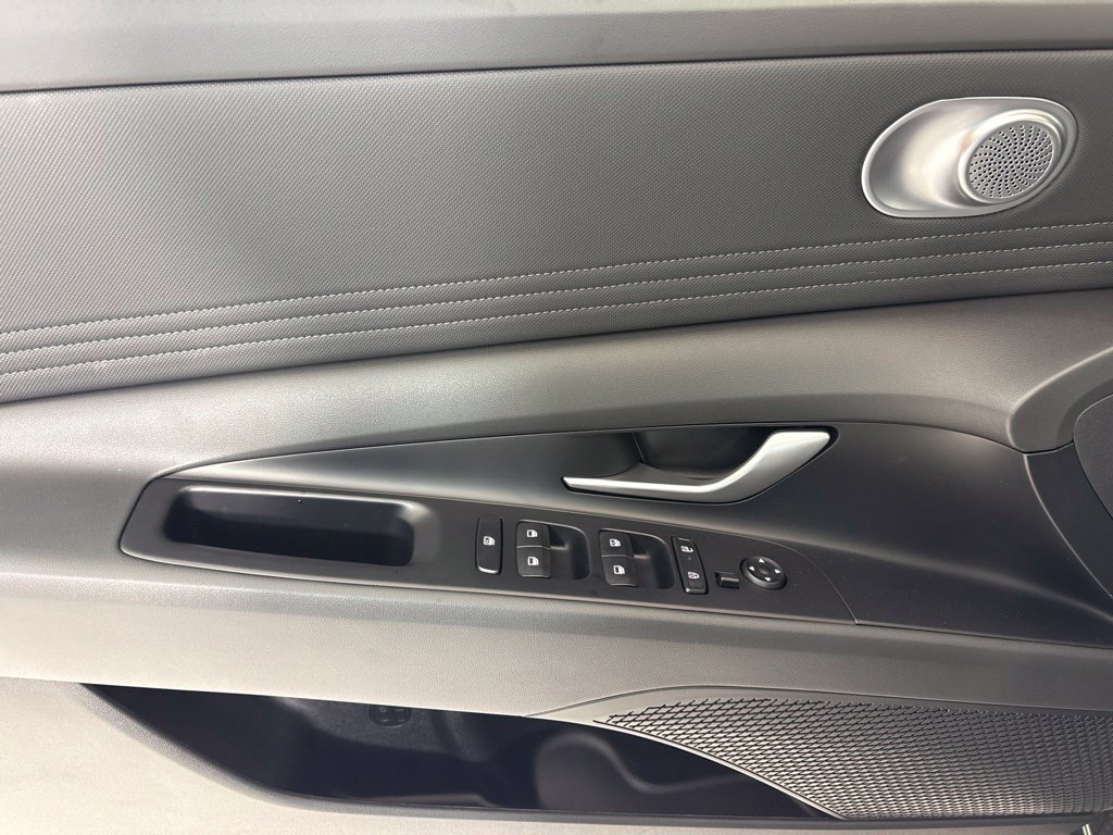 New 2026 Hyundai Elantra Limited FWD image 17