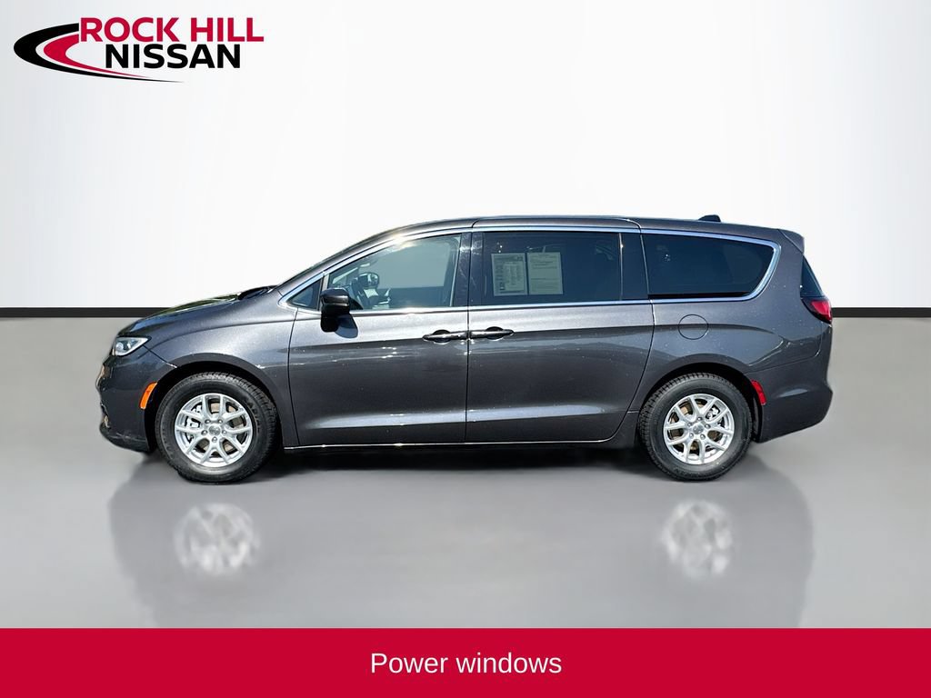 Used 2023 Chrysler Pacifica Touring-L FWD image 4