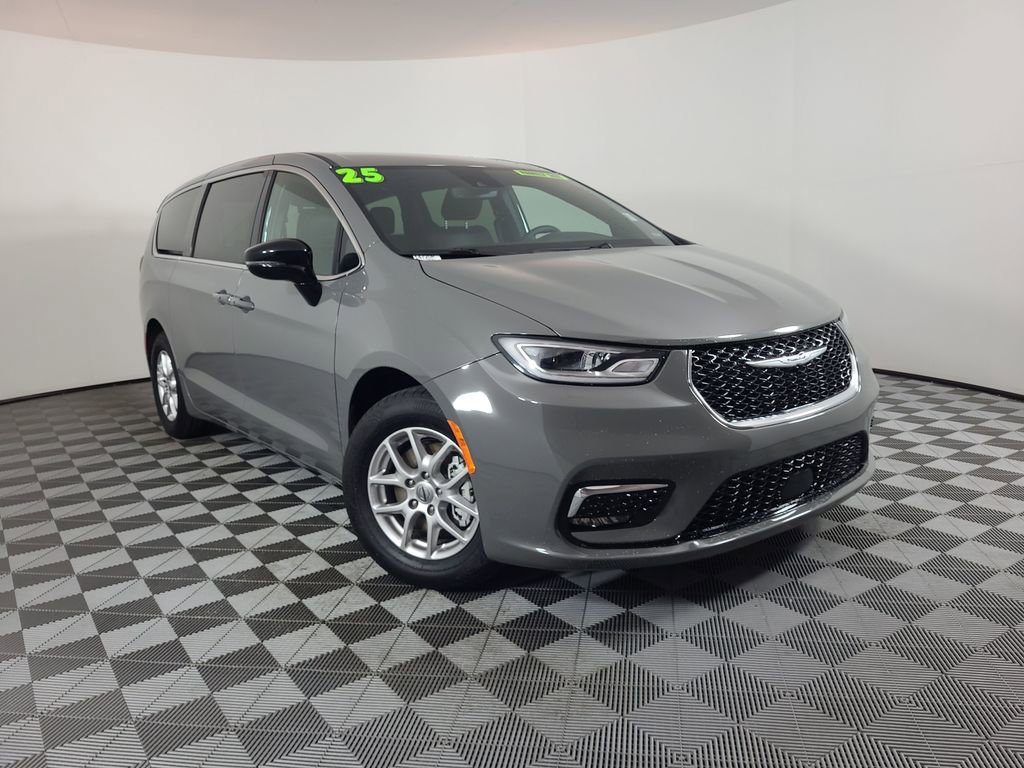 Used 2025 Chrysler Pacifica Select