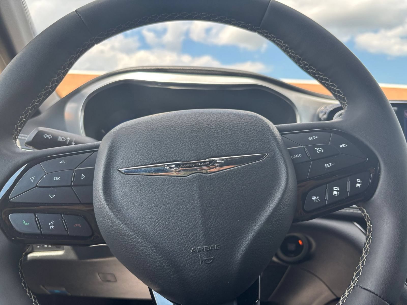 Used 2025 Chrysler Pacifica Limited FWD image 30
