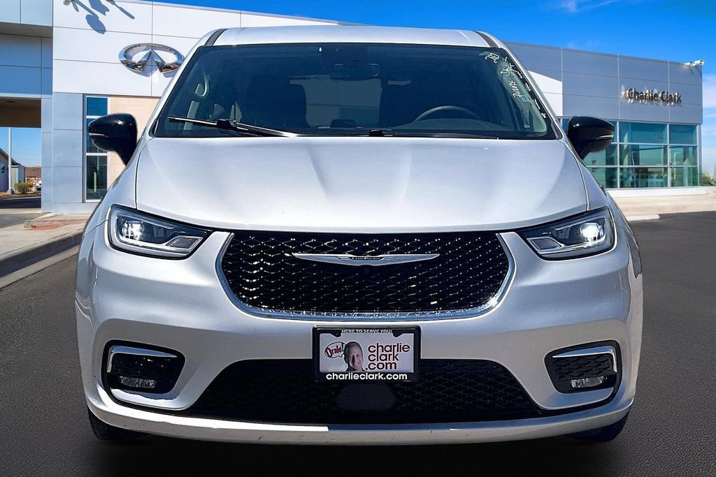 Used 2024 Chrysler Pacifica Touring-L FWD image 3