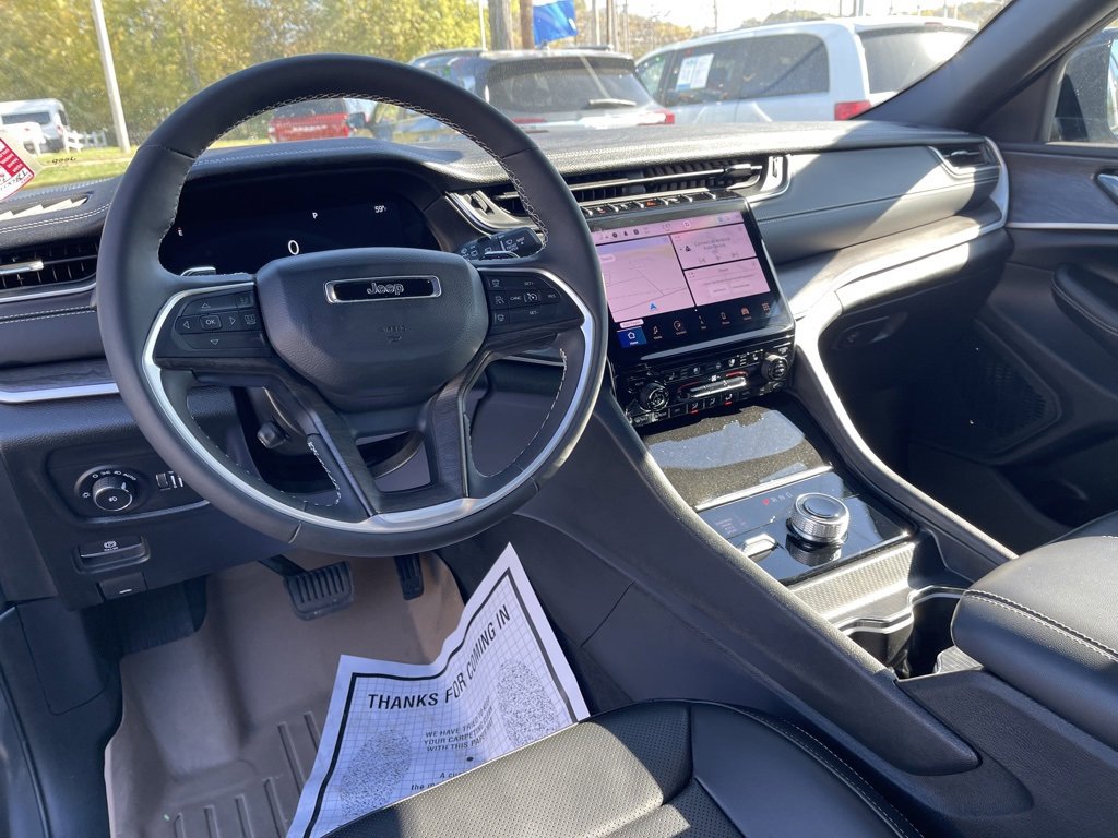 Used 2025 Jeep Grand Cherokee Limited w/ Luxury Tech Group II image 13