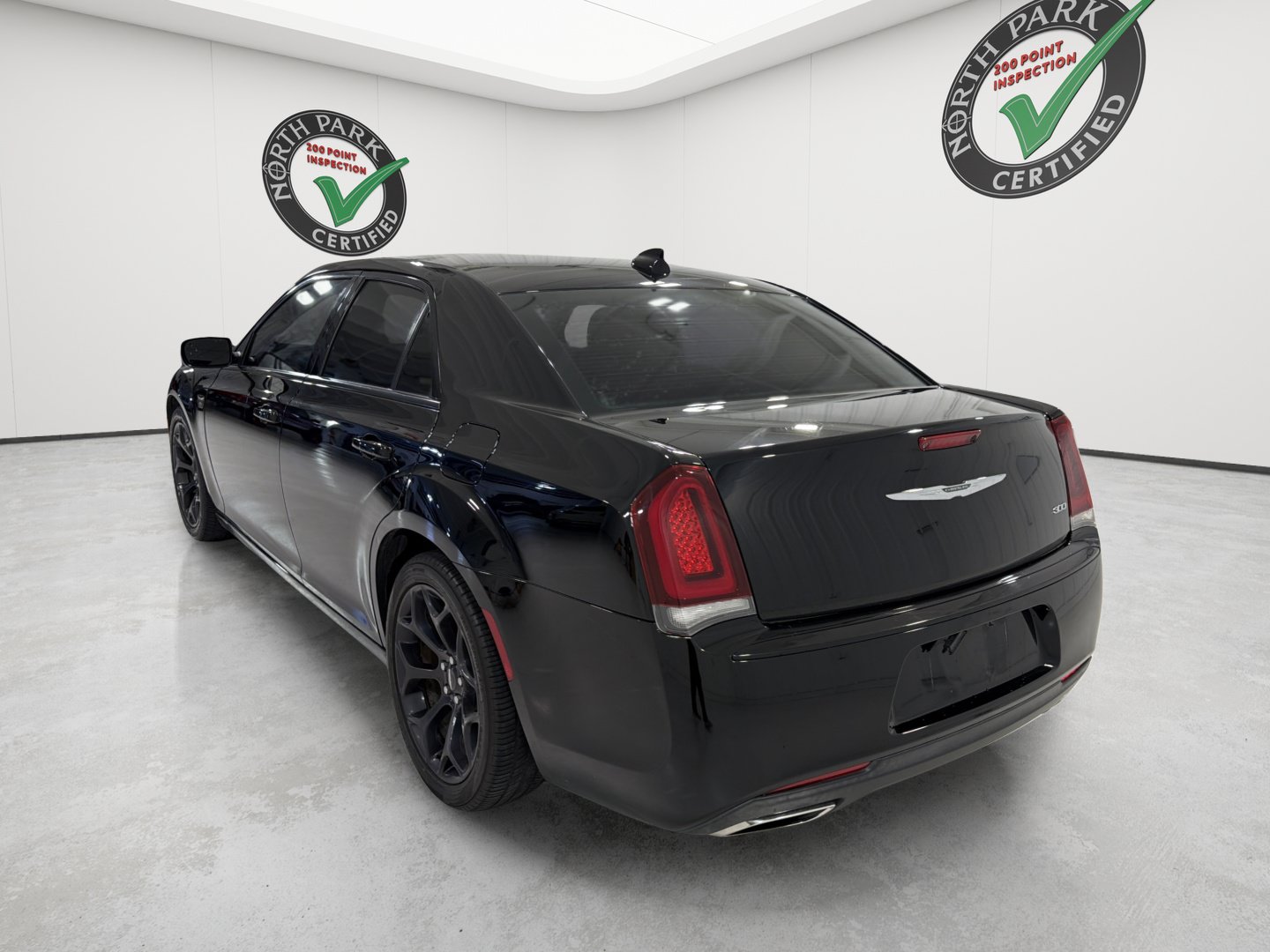 Used 2019 Chrysler 300 Touring w/ Sport Appearance Package RWD image 3