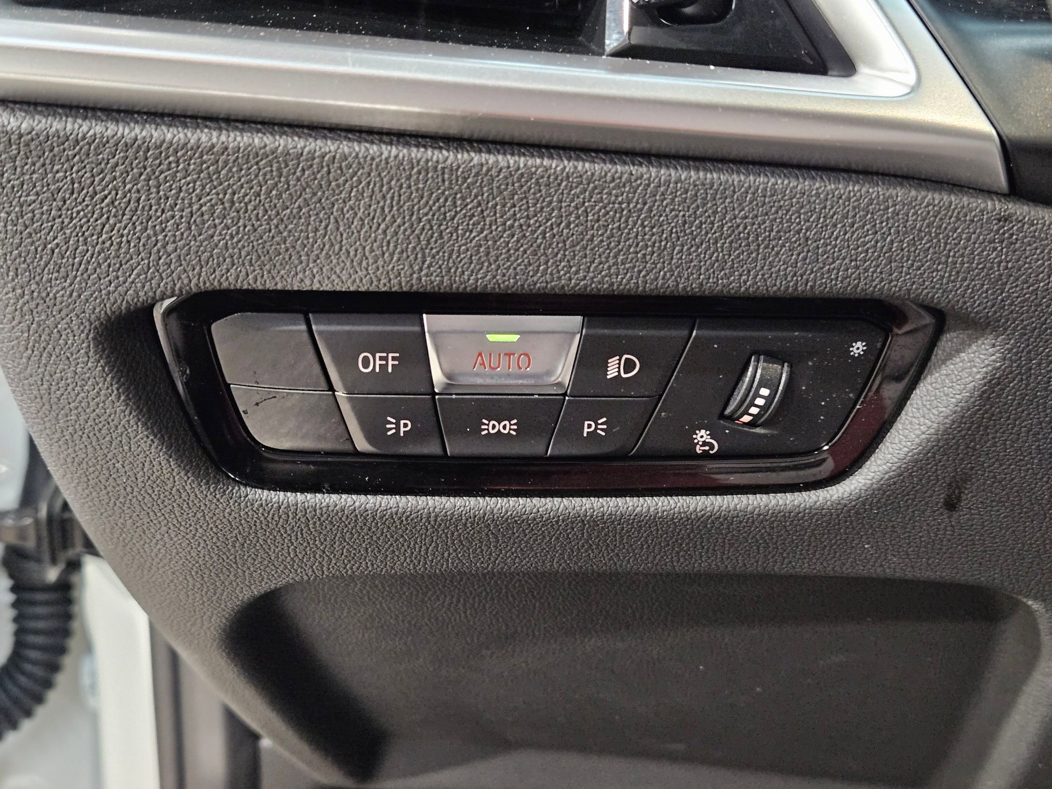 Used 2025 BMW 330i Sedan w/ Premium Package image 26