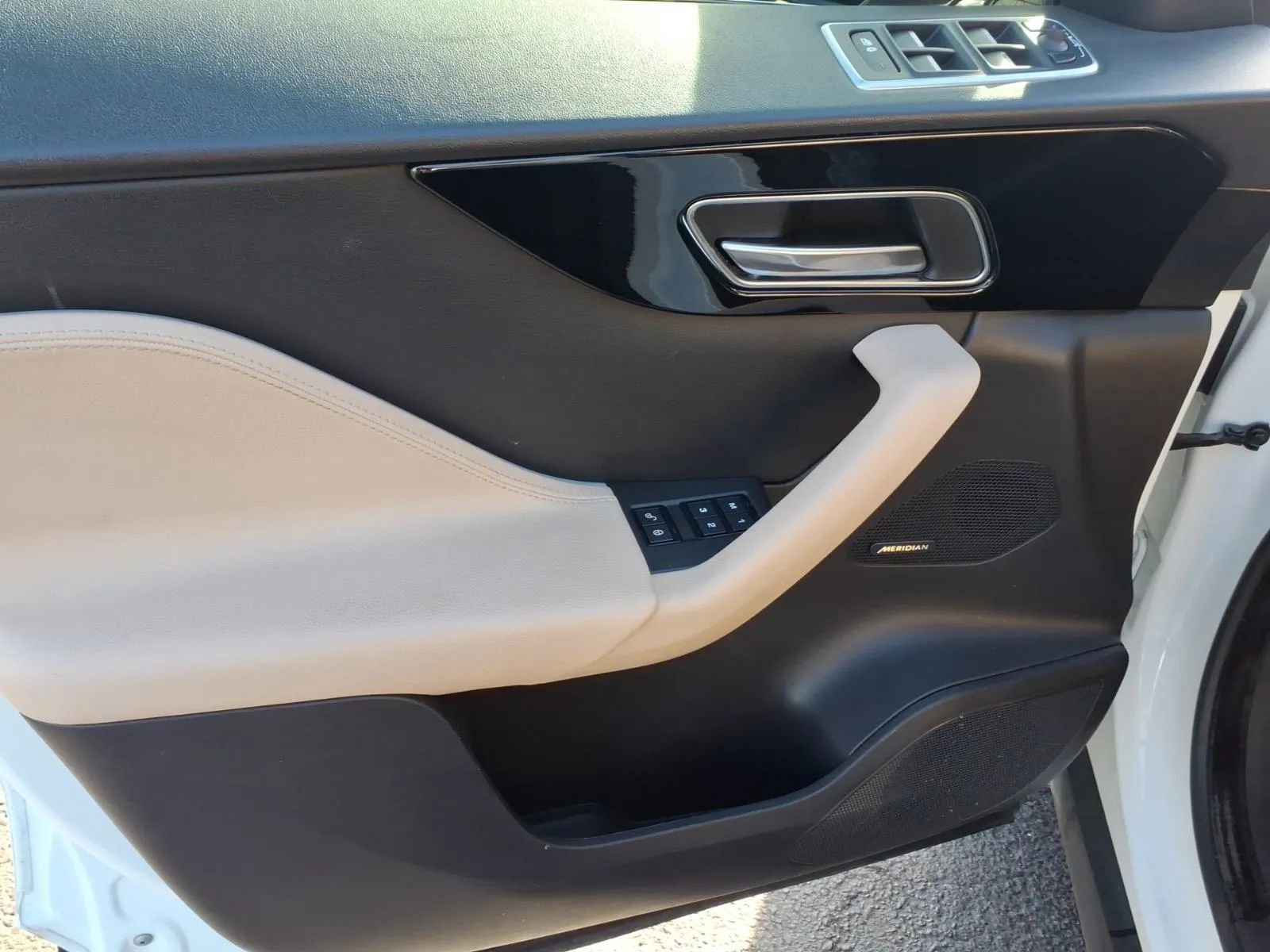 Used 2020 Jaguar F-PACE Premium image 24