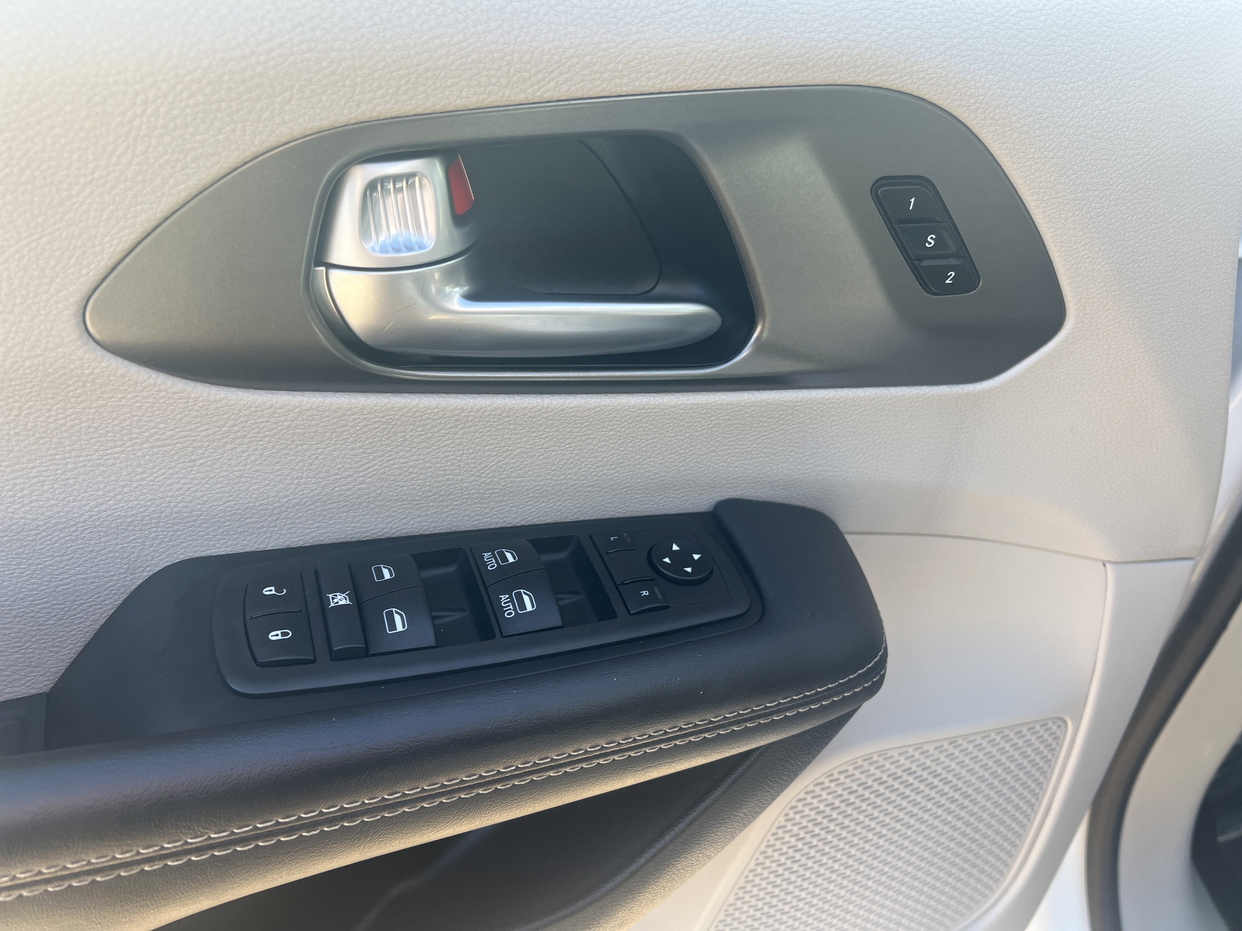 Used 2024 Chrysler Pacifica Touring-L image 11