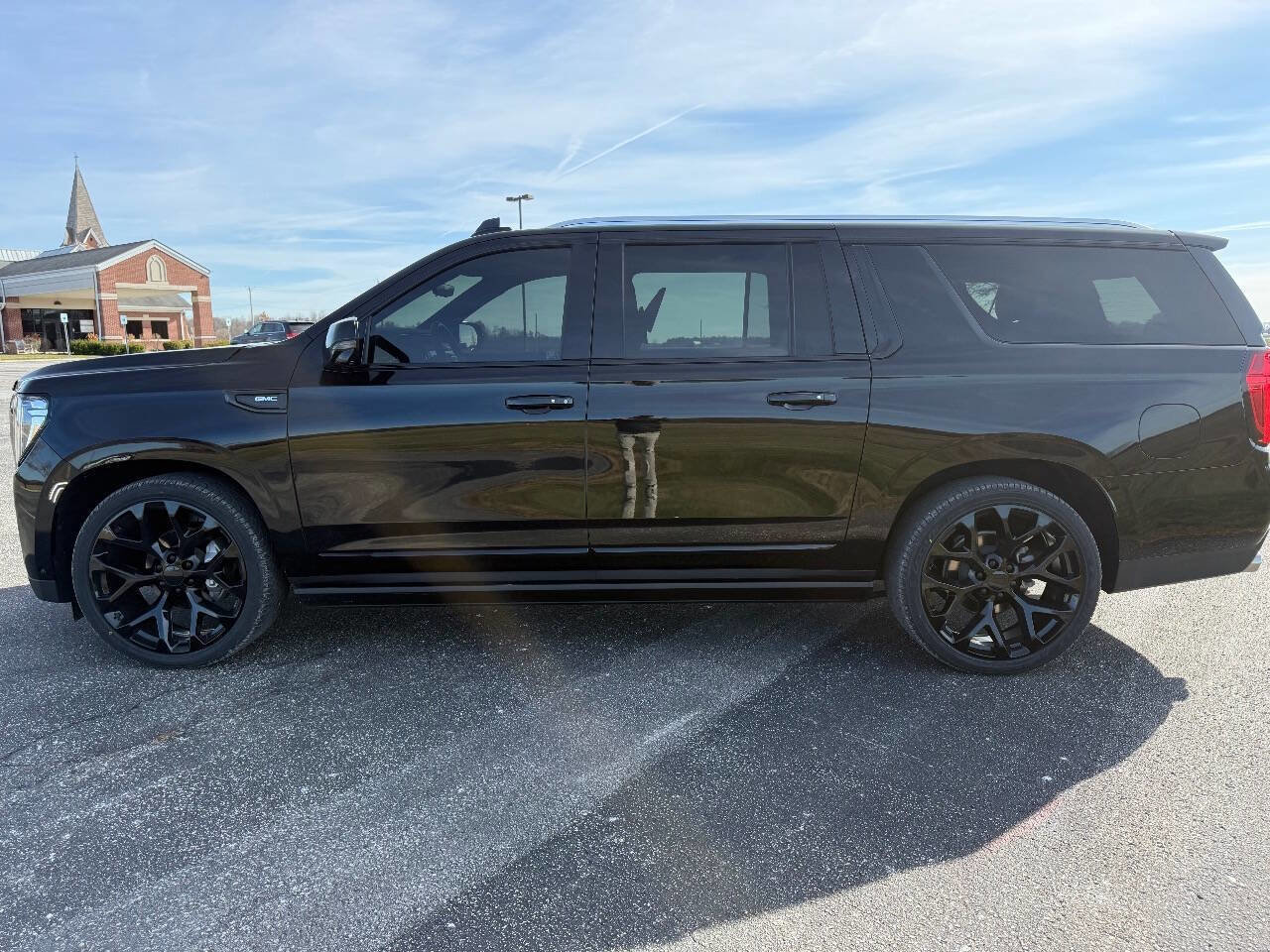 Used 2023 GMC Yukon XL Denali w/ Denali Reserve Package image 8