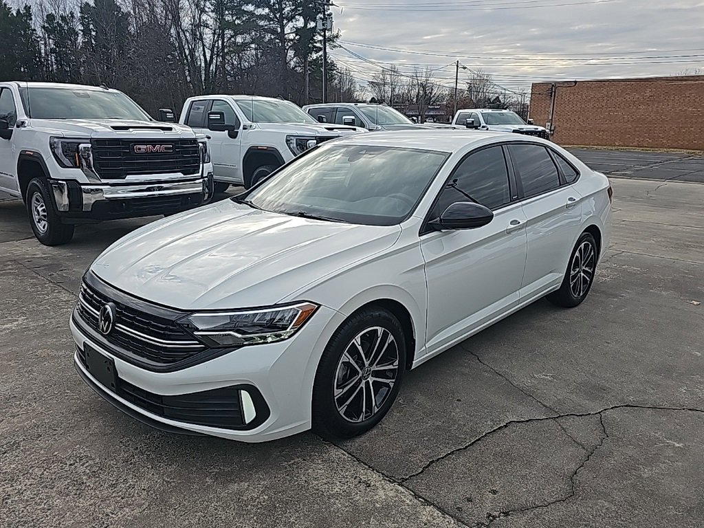 Used 2024 Volkswagen Jetta Sport image 4