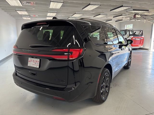 New 2026 Chrysler Pacifica Limited w/ S Appearance Package image 8