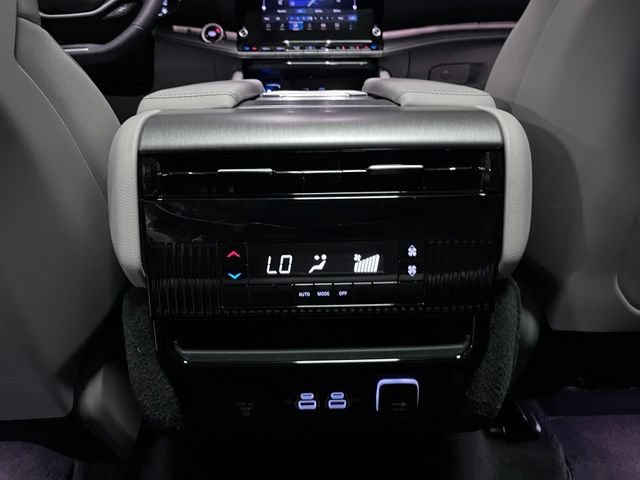 Used 2025 Jeep Wagoneer 4WD w/ Premium Group I image 30