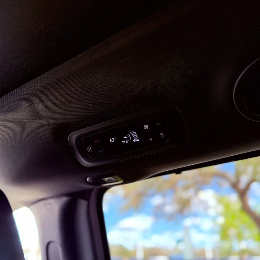 Used 2025 Chrysler Pacifica Limited image 29