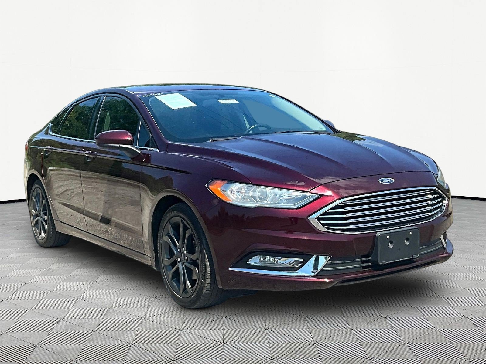 Used 2018 Ford Fusion SE w/ Equipment Group 201A FWD image 3