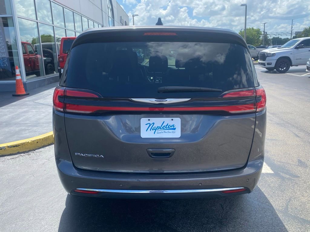 Used 2023 Chrysler Pacifica Touring-L FWD image 8