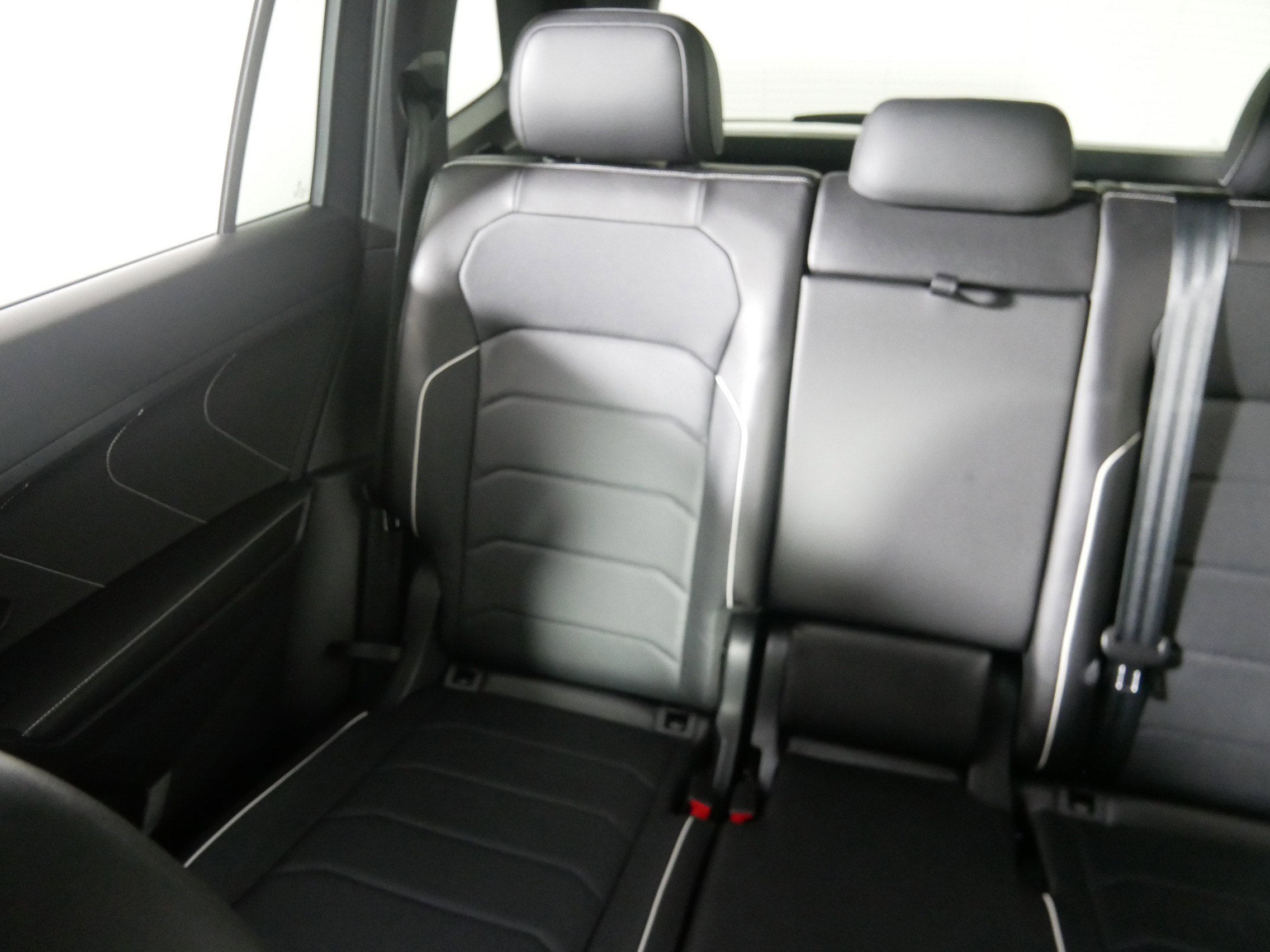 Used 2023 Volkswagen Tiguan SEL R-Line image 12