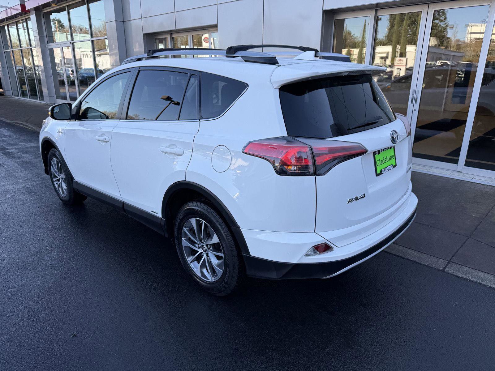 Used 2018 Toyota RAV4 LE image 3
