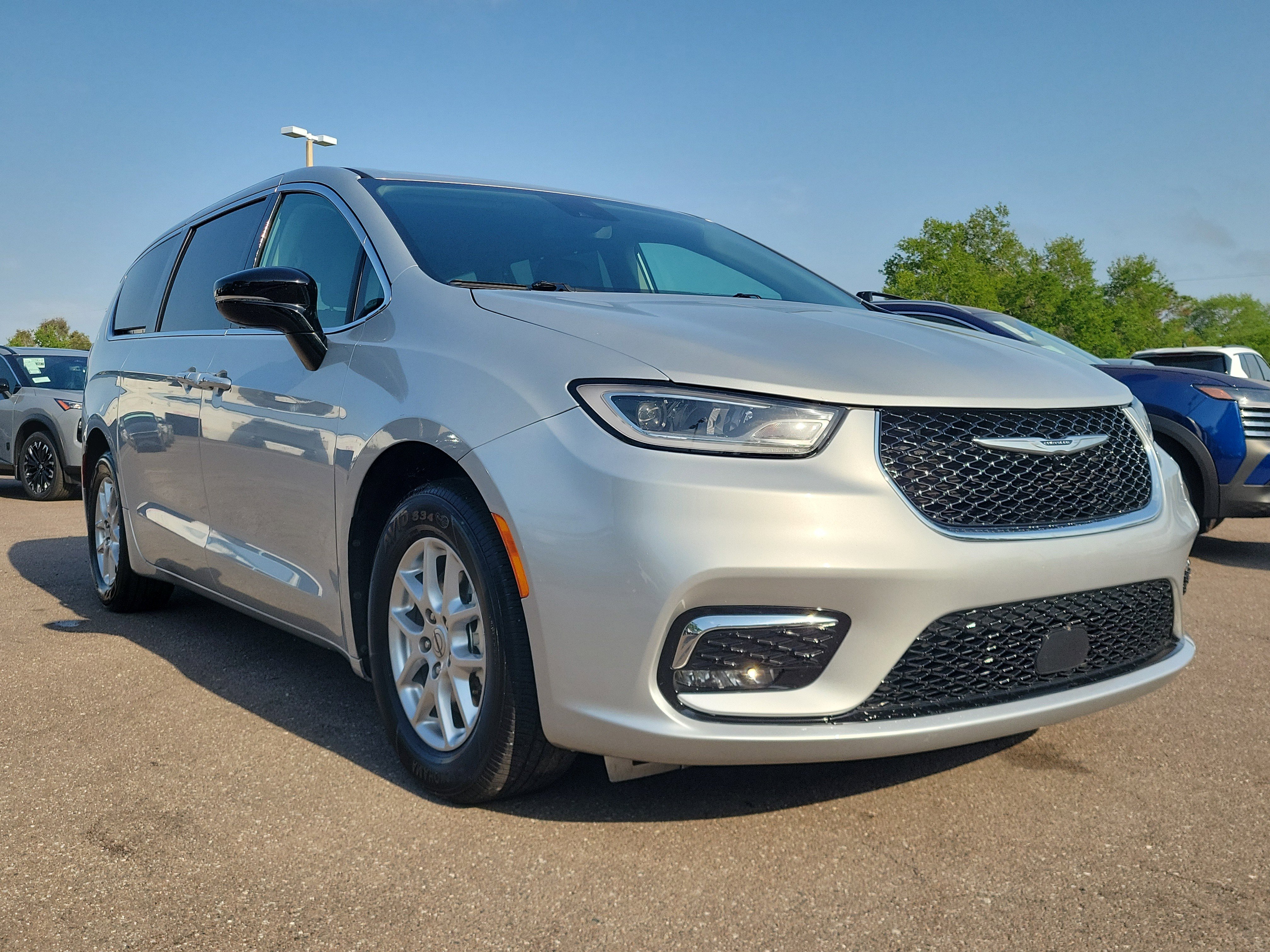 Used 2024 Chrysler Pacifica Touring-L image 2