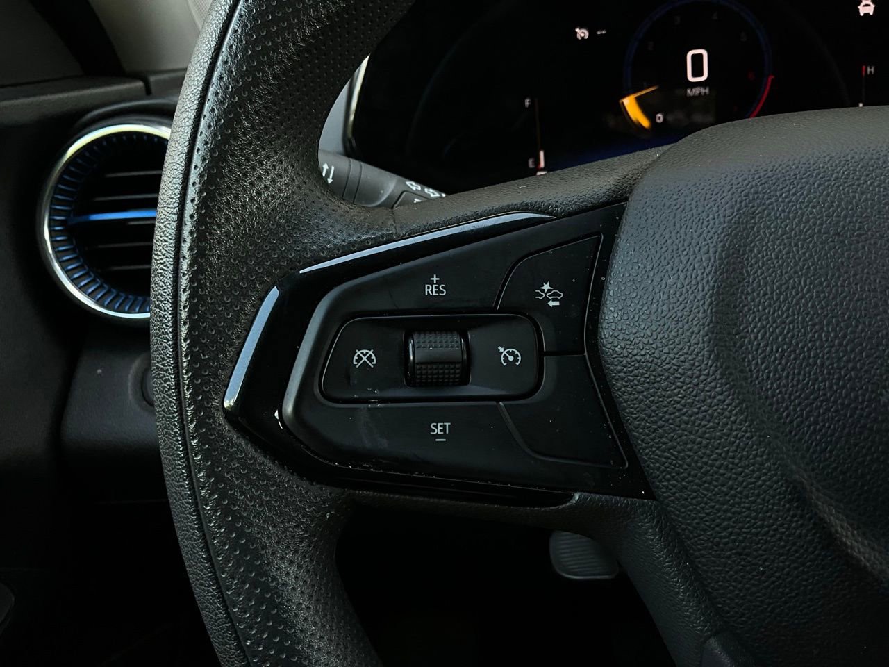 Used 2025 Chevrolet Trax LT image 32