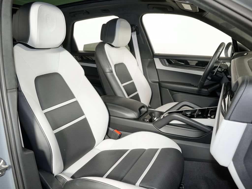 Certified 2025 Porsche Cayenne GTS AWD/4WD image 44