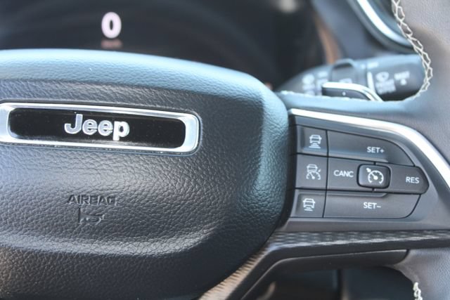 Used 2025 Jeep Grand Cherokee Altitude RWD image 17