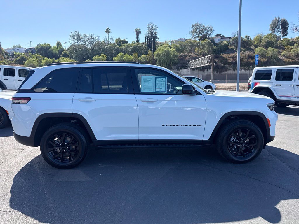 Certified 2025 Jeep Grand Cherokee Altitude AWD/4WD image 9