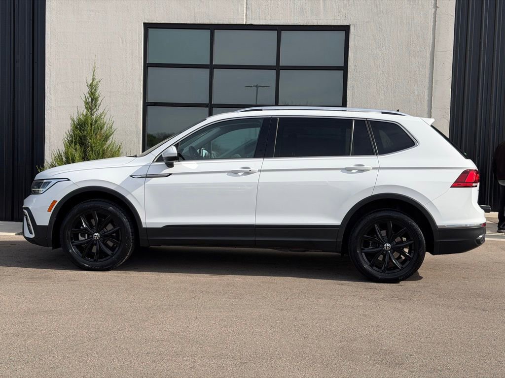 Used 2022 Volkswagen Tiguan SE w/ Panoramic Sunroof Package AWD/4WD image 2