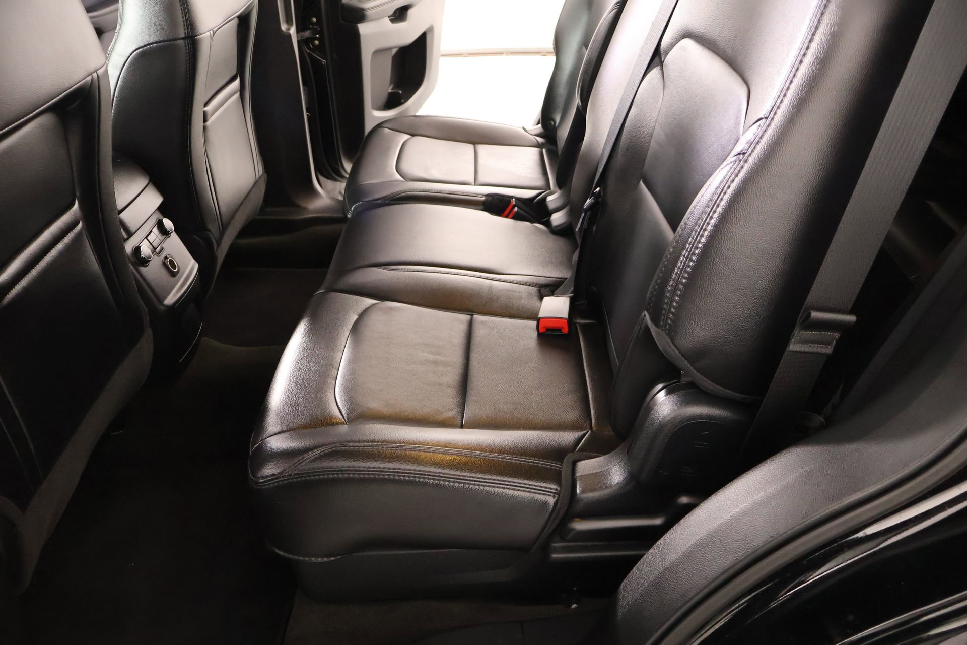 Used 2017 Ford Explorer XLT w/ Equipment Group 202A AWD/4WD image 13