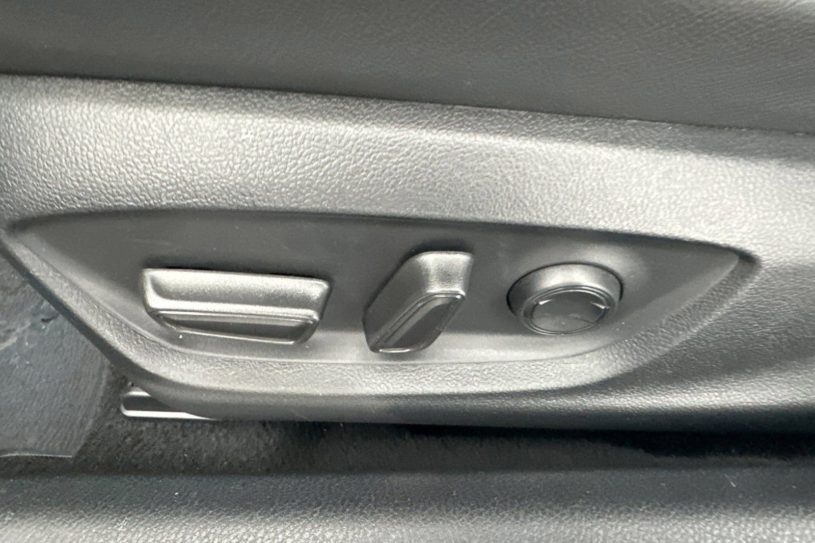 Used 2023 Toyota Camry SE image 12