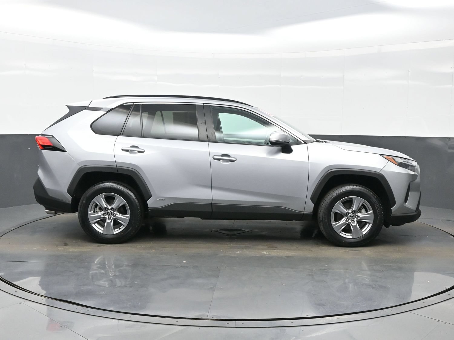 Used 2022 Toyota RAV4 XLE w/ Convenience Package AWD/4WD image 7