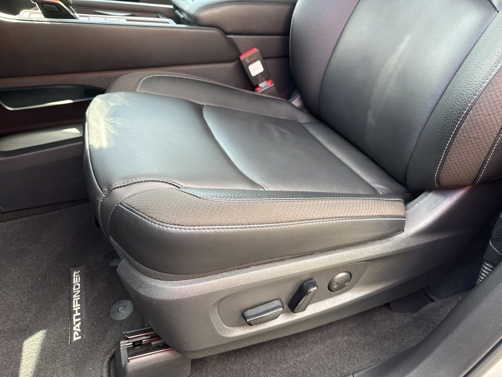 Used 2025 Nissan Pathfinder SL w/ Black Appearance Package FWD image 16