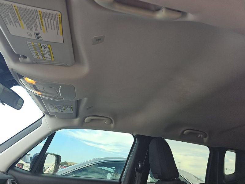 Used 2018 Jeep Renegade Latitude FWD image 27