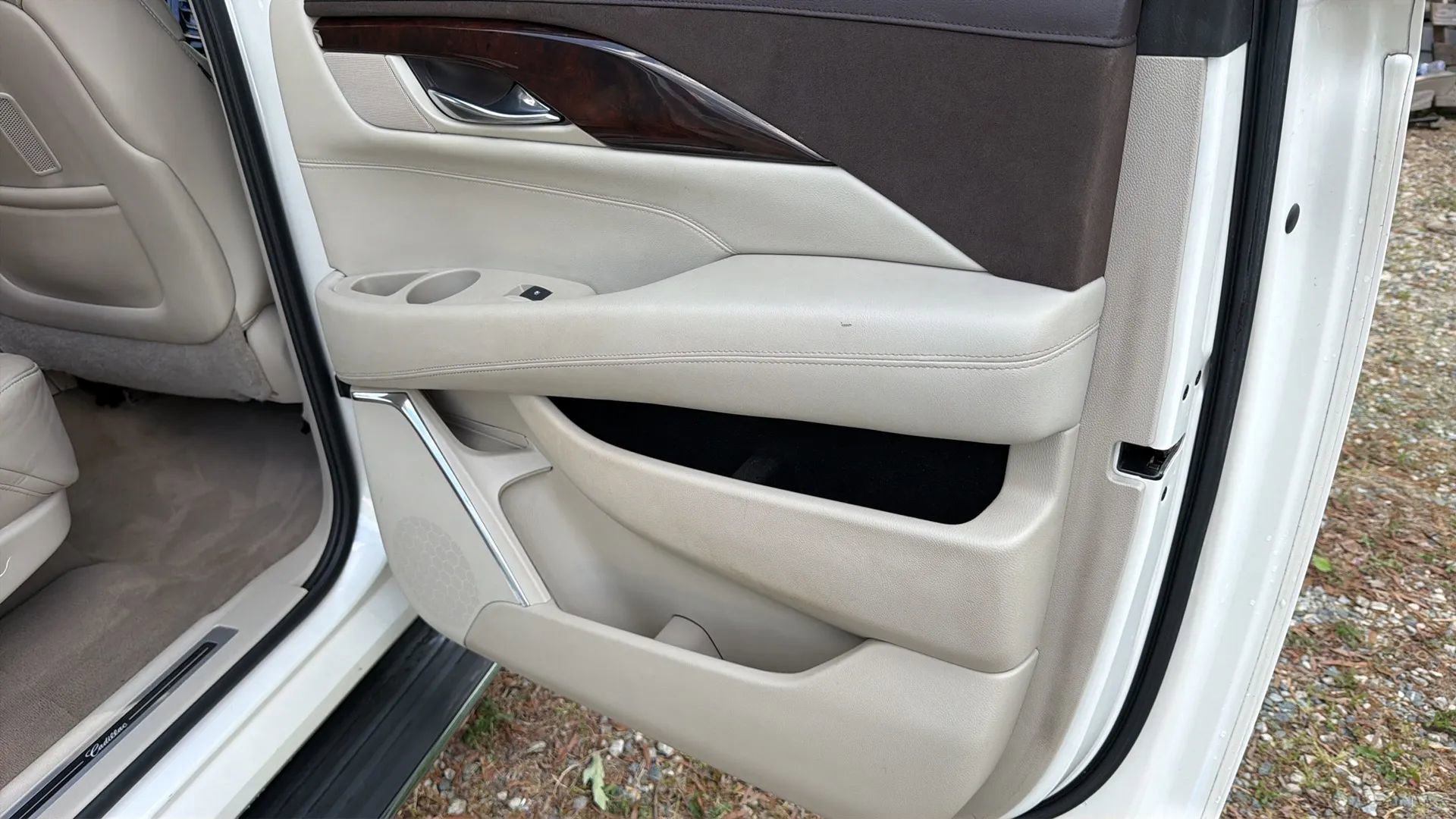 Used 2015 Cadillac Escalade ESV Luxury AWD/4WD image 31