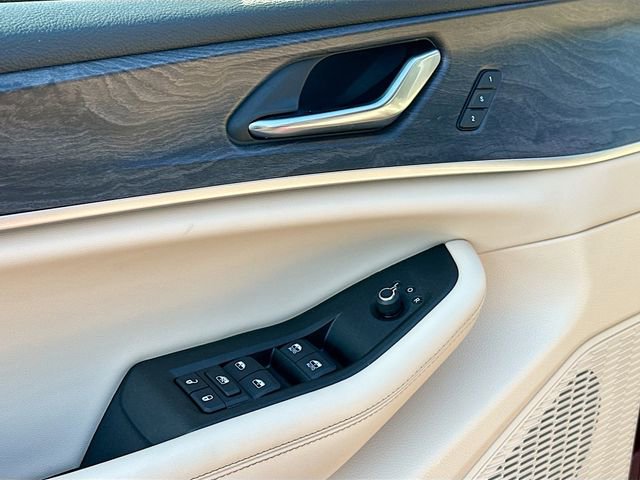 Used 2025 Jeep Grand Cherokee Limited w/ Luxury Tech Group II image 18