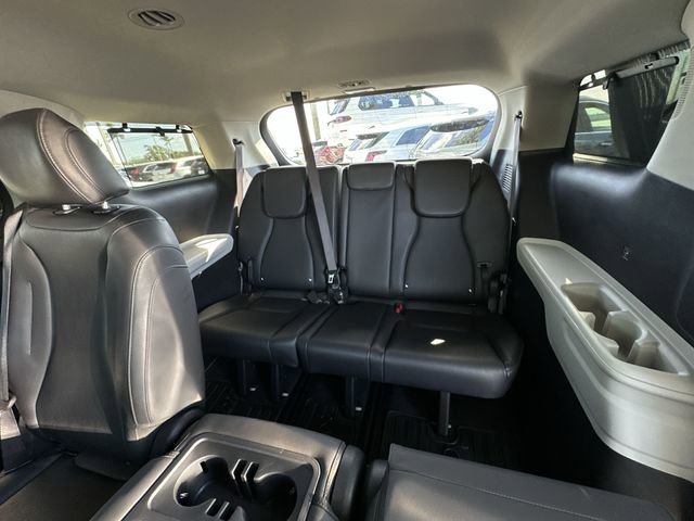 Used 2024 Kia Carnival EX image 32
