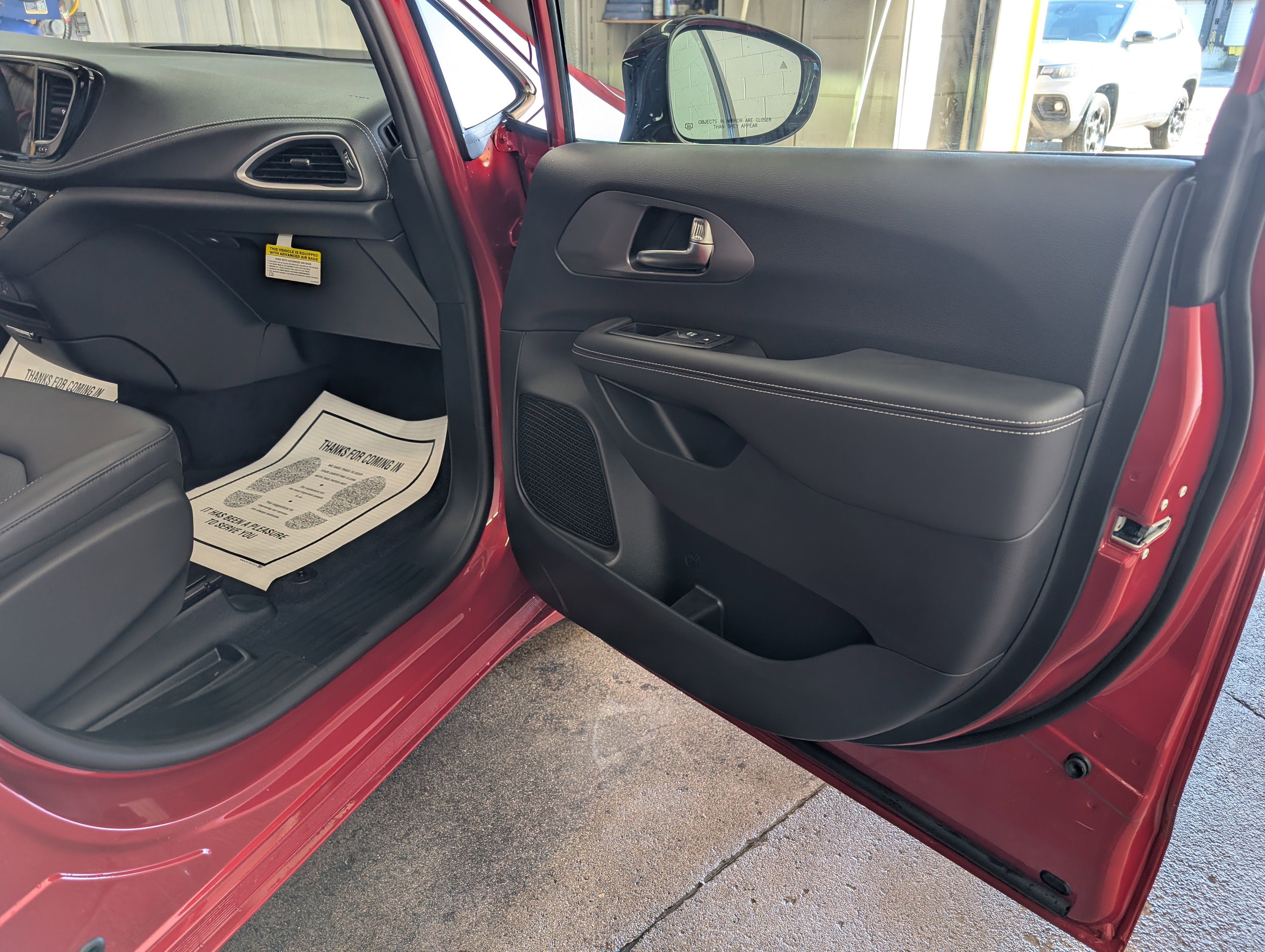 New 2026 Chrysler Pacifica Select image 4