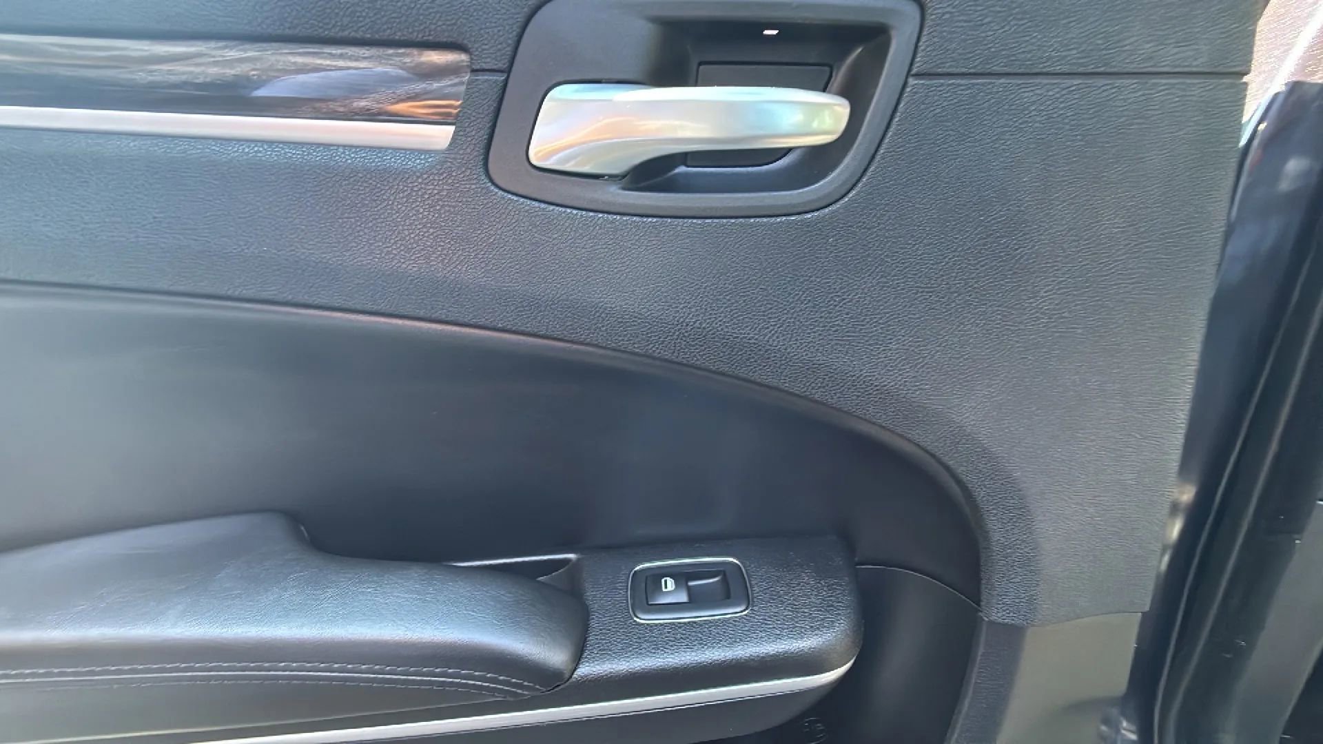 Used 2019 Chrysler 300 Touring w/ Sport Appearance Package image 15