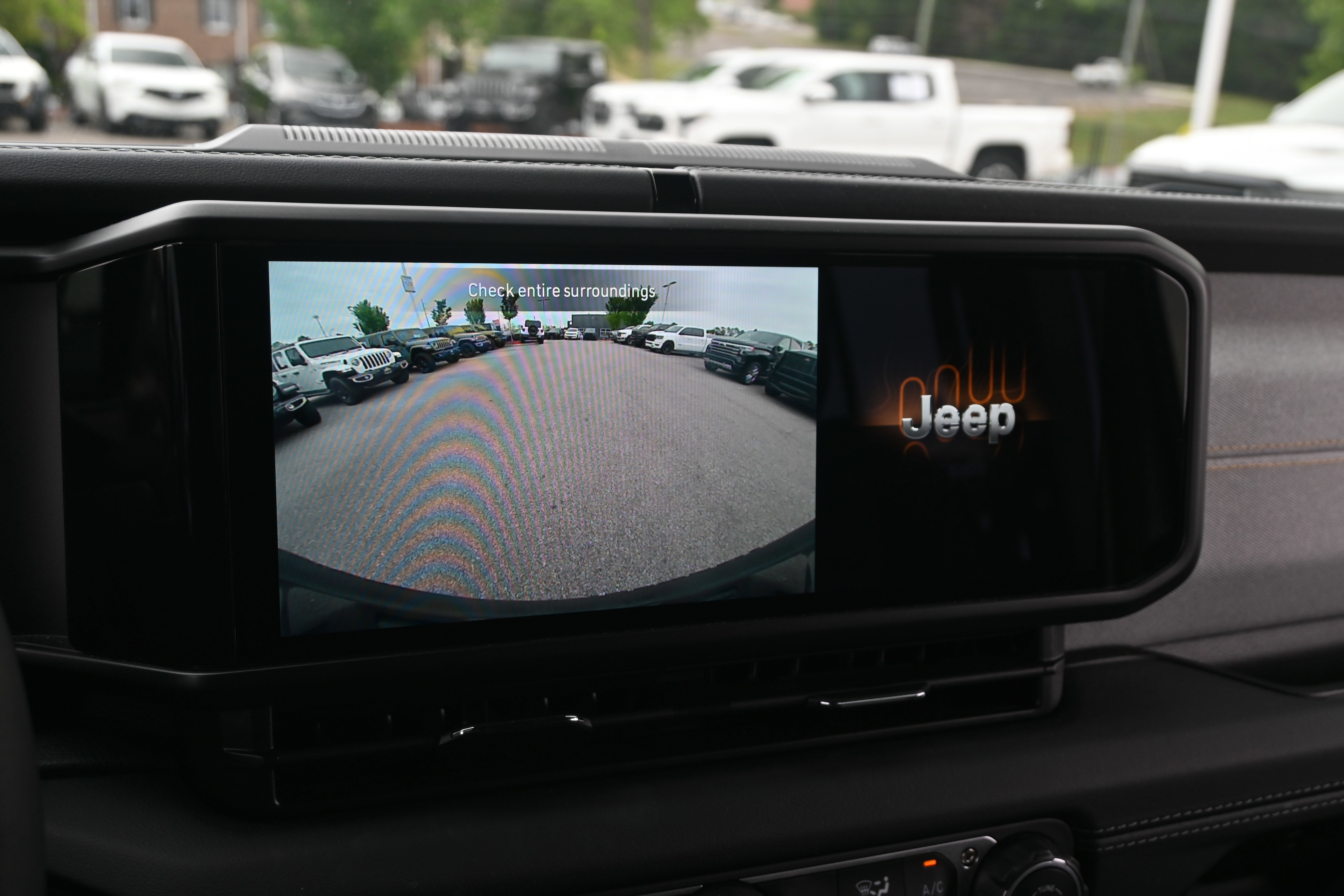 Used 2025 Jeep Wrangler Unlimited Sahara w/ Safety Group AWD/4WD image 23