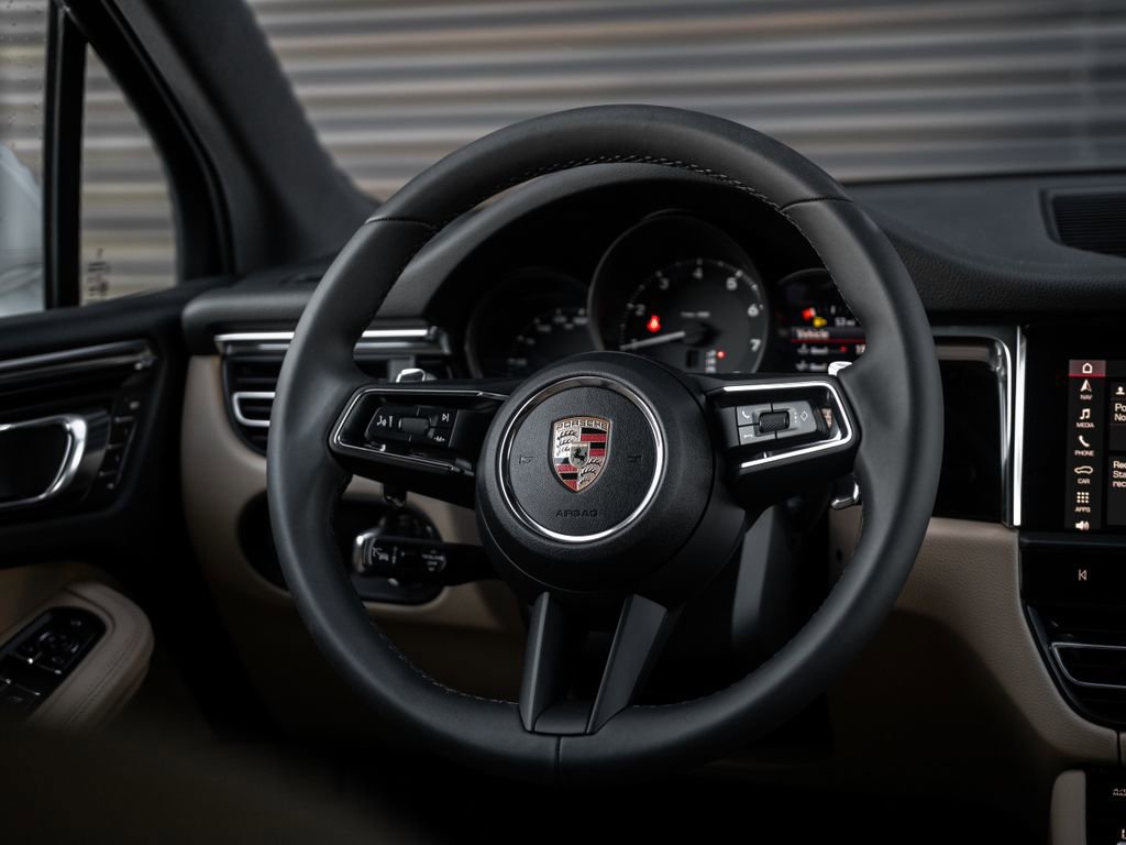 Certified 2025 Porsche Macan image 36