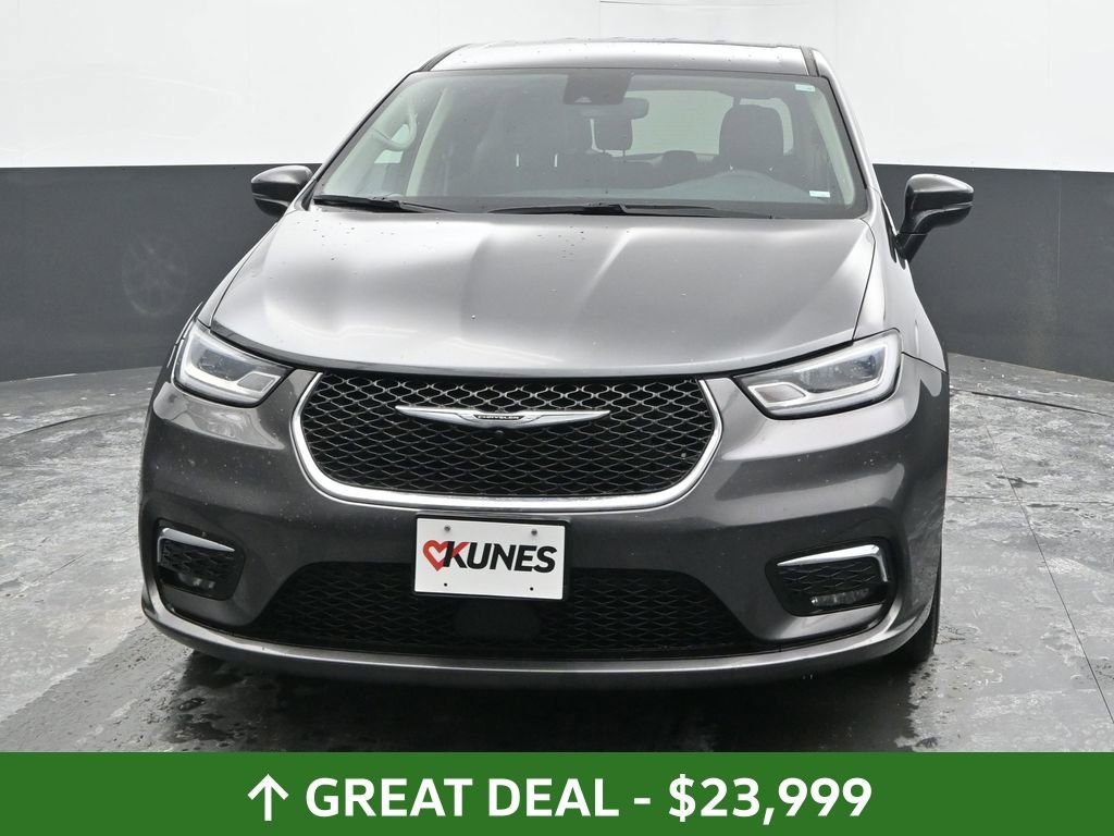 Used 2023 Chrysler Pacifica Touring-L image 5