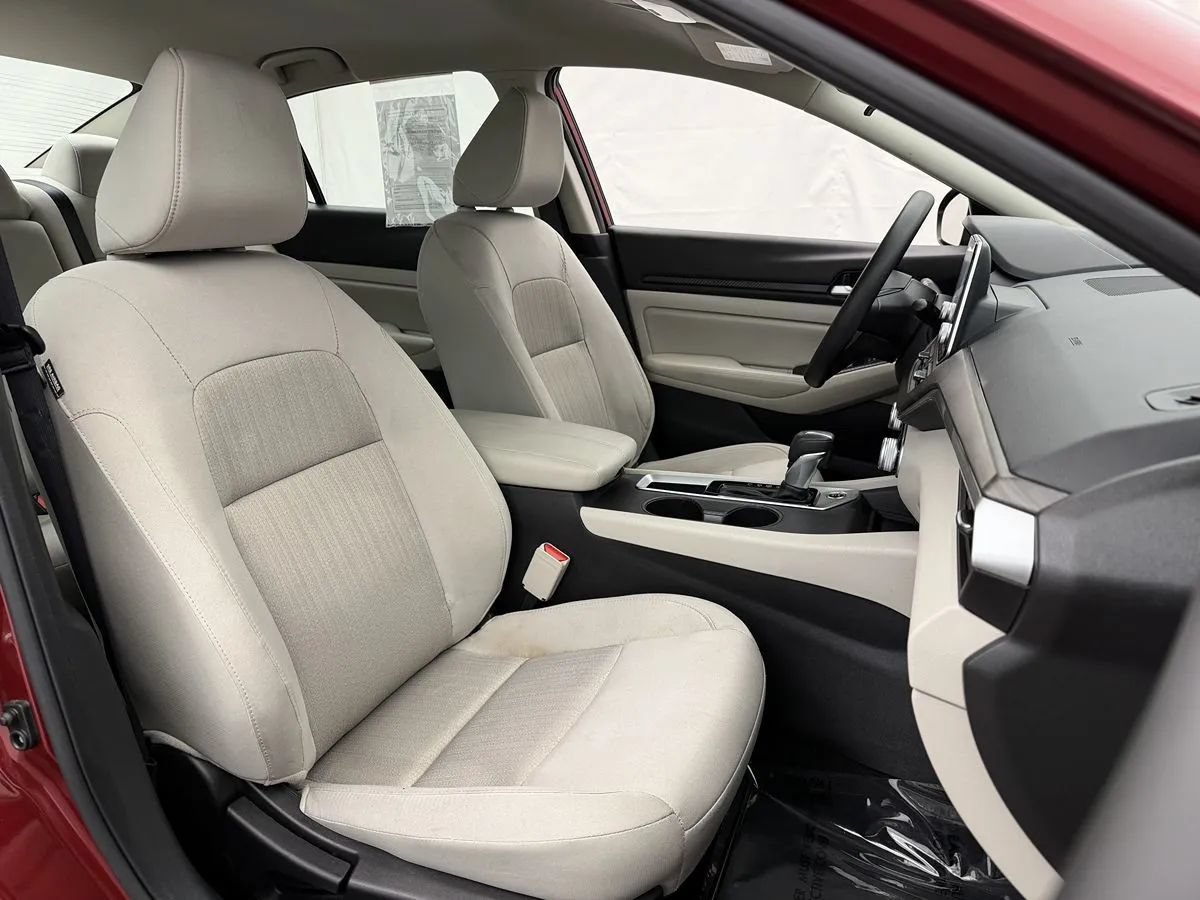 Used 2025 Nissan Altima 2.5 SV FWD image 3