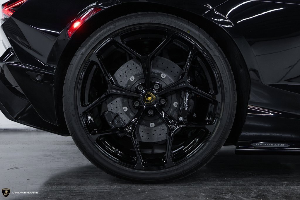 Used 2025 Lamborghini Revuelto image 18