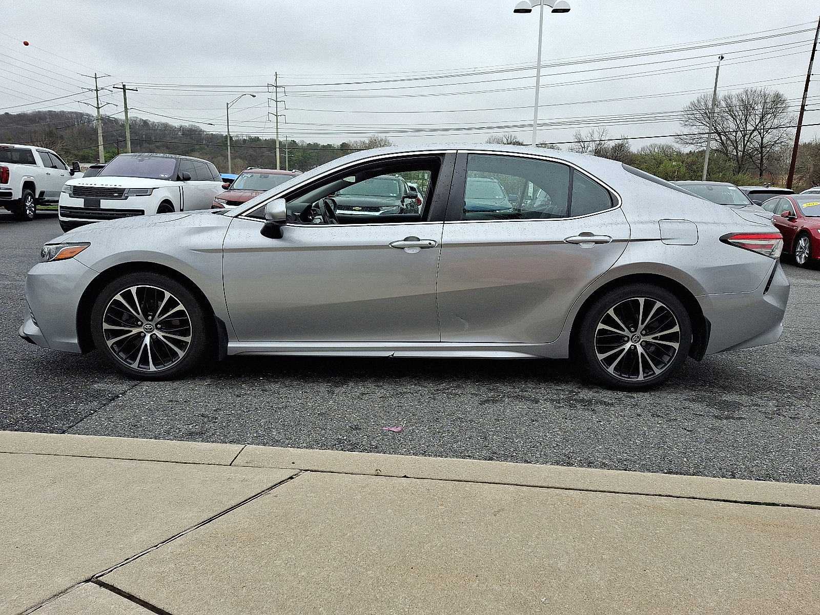 Used 2019 Toyota Camry SE image 4